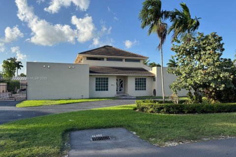 House in Hialeah Gardens, Florida 6 bedrooms, 420.2 sq.m. № 1857541 - photo 5