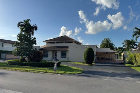House in Hialeah Gardens, Florida 6 bedrooms, 420.2 sq.m. № 1857541 - photo 1