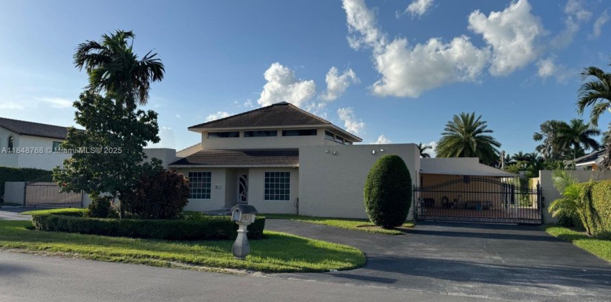 House in Hialeah Gardens, Florida 6 bedrooms, 420.2 sq.m. № 1857541
