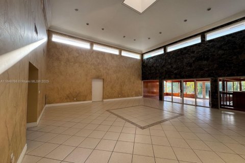 House in Hialeah Gardens, Florida 6 bedrooms, 420.2 sq.m. № 1857541 - photo 26