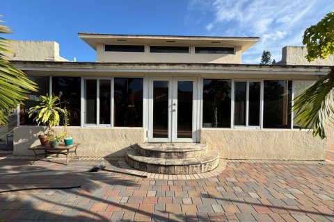 House in Hialeah Gardens, Florida 6 bedrooms, 420.2 sq.m. № 1857541 - photo 16