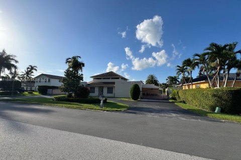 House in Hialeah Gardens, Florida 6 bedrooms, 420.2 sq.m. № 1857541 - photo 4