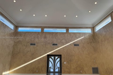 House in Hialeah Gardens, Florida 6 bedrooms, 420.2 sq.m. № 1857541 - photo 24