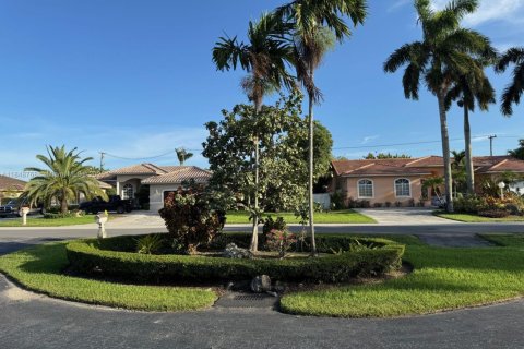 House in Hialeah Gardens, Florida 6 bedrooms, 420.2 sq.m. № 1857541 - photo 10