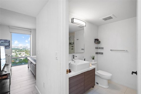 Condo in Miami, Florida, 2 bedrooms  № 2086584 - photo 13
