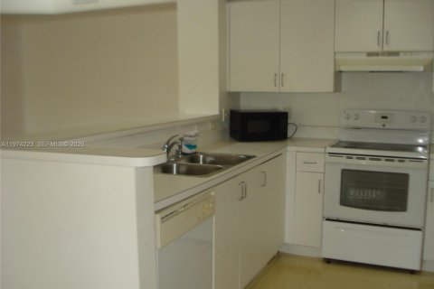 Condo in Miramar, Florida, 2 bedrooms  № 2040195 - photo 3