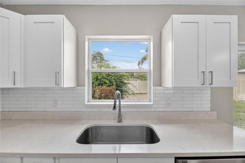 House in Seminole, Florida 3 bedrooms, 117.8 sq.m. № 1846728 - photo 17