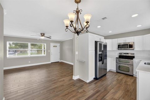 House in Seminole, Florida 3 bedrooms, 117.8 sq.m. № 1846728 - photo 12