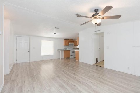 Apartment in Weeki Wachee, Florida 3 bedrooms, 107.02 sq.m. № 2377839 - photo 8