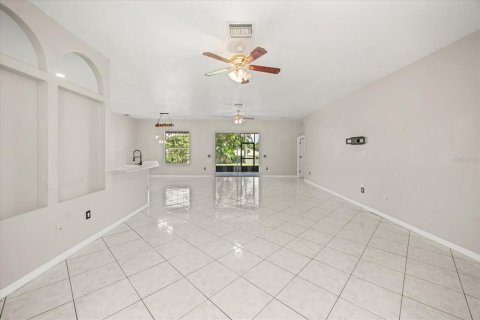 House in Clermont, Florida 4 bedrooms, 280.19 sq.m. № 1802862 - photo 7