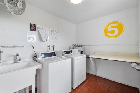 Copropriété à vendre à Hollywood, Floride: 2 chambres, 92.16 m2 № 1864889 - photo 27