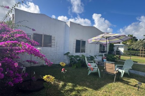 Купить коммерческую недвижимость в Холливуд, Флорида 466.09м2, № 1982591 - фото 1