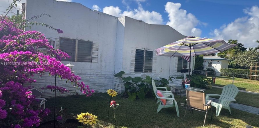 Коммерческая недвижимость в Холливуд, Флорида 466.09м2 № 1982591