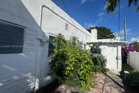 Купить коммерческую недвижимость в Холливуд, Флорида 466.09м2, № 1982591 - фото 2