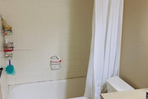 Condo in Sunrise, Florida, 2 bedrooms  № 1812318 - photo 11