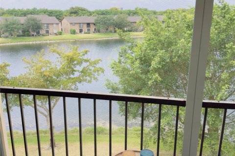 Condo in Sunrise, Florida, 2 bedrooms  № 1812318 - photo 2