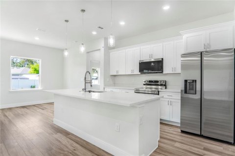 House in Ocala, Florida 4 bedrooms, 181.35 sq.m. № 2211168 - photo 10