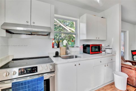 Снять в аренду квартиру в Майами, Флорида 2 спальни, 79.9м2, № 1966738 - фото 2