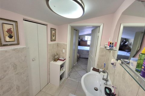 House in Hollywood, Florida 3 bedrooms, 116.59 sq.m. № 1776133 - photo 21