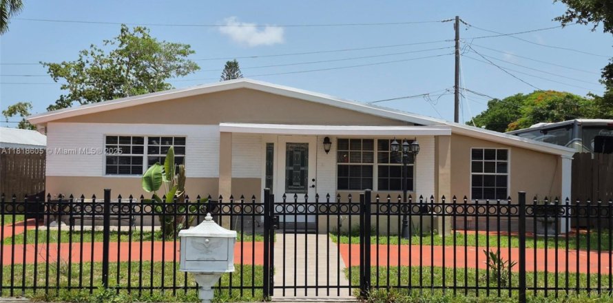 House in Hollywood, Florida 3 bedrooms, 116.59 sq.m. № 1776133
