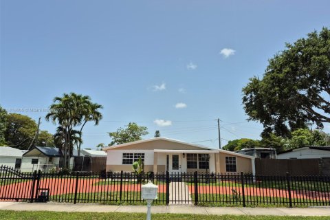 House in Hollywood, Florida 3 bedrooms, 116.59 sq.m. № 1776133 - photo 2