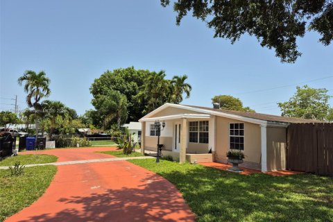House in Hollywood, Florida 3 bedrooms, 116.59 sq.m. № 1776133 - photo 4
