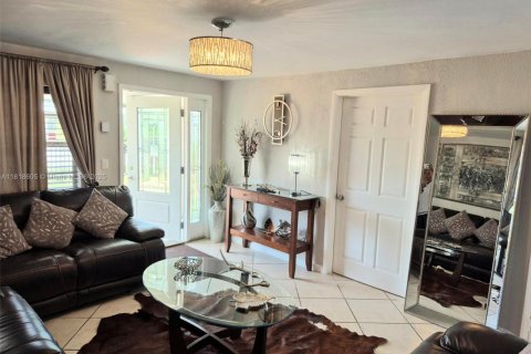 House in Hollywood, Florida 3 bedrooms, 116.59 sq.m. № 1776133 - photo 10
