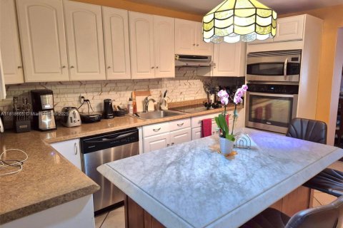 House in Hollywood, Florida 3 bedrooms, 116.59 sq.m. № 1776133 - photo 14