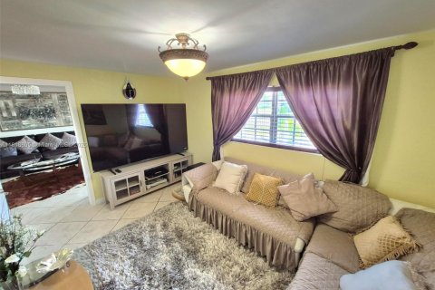 House in Hollywood, Florida 3 bedrooms, 116.59 sq.m. № 1776133 - photo 18