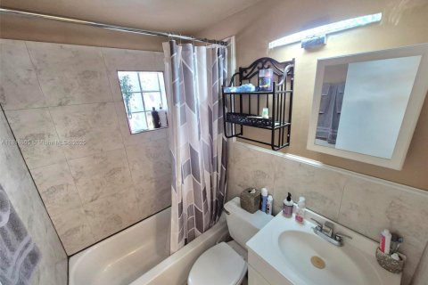House in Hollywood, Florida 3 bedrooms, 116.59 sq.m. № 1776133 - photo 25