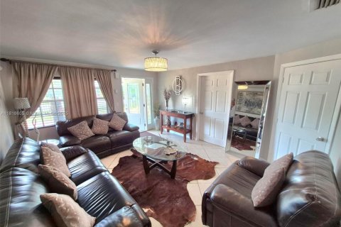 House in Hollywood, Florida 3 bedrooms, 116.59 sq.m. № 1776133 - photo 7