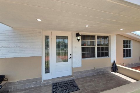 House in Hollywood, Florida 3 bedrooms, 116.59 sq.m. № 1776133 - photo 6