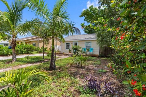 House in Saint Petersburg, Florida 3 bedrooms, 82.5 sq.m. № 2362659 - photo 30