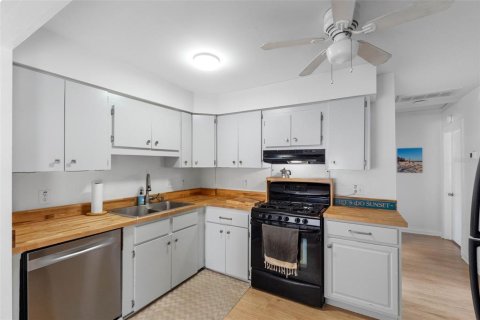 House in Saint Petersburg, Florida 3 bedrooms, 82.5 sq.m. № 2362659 - photo 11