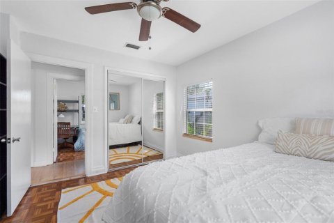 House in Saint Petersburg, Florida 3 bedrooms, 82.5 sq.m. № 2362659 - photo 9