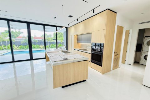 House in Miami, Florida 4 bedrooms, 190.82 sq.m. № 2399625 - photo 7