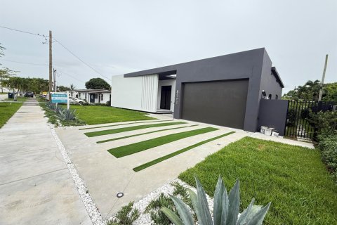House in Miami, Florida 4 bedrooms, 190.82 sq.m. № 2399625 - photo 2