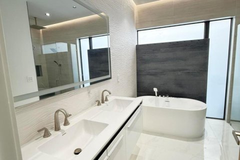 House in Miami, Florida 4 bedrooms, 190.82 sq.m. № 2399625 - photo 19
