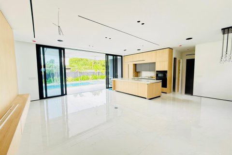 House in Miami, Florida 4 bedrooms, 190.82 sq.m. № 2399625 - photo 26