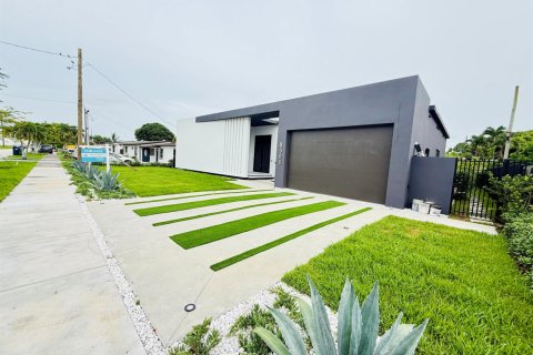 House in Miami, Florida 4 bedrooms, 190.82 sq.m. № 2399625 - photo 4