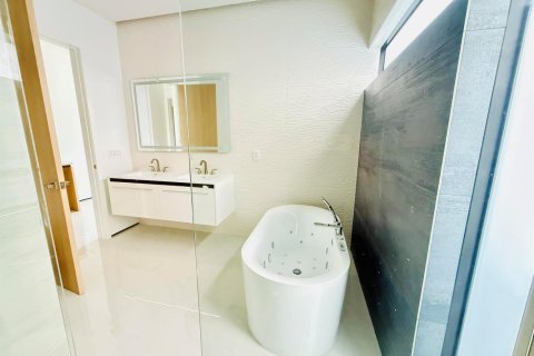 House in Miami, Florida 4 bedrooms, 190.82 sq.m. № 2399625 - photo 21