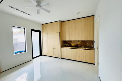 House in Miami, Florida 4 bedrooms, 190.82 sq.m. № 2399625 - photo 29