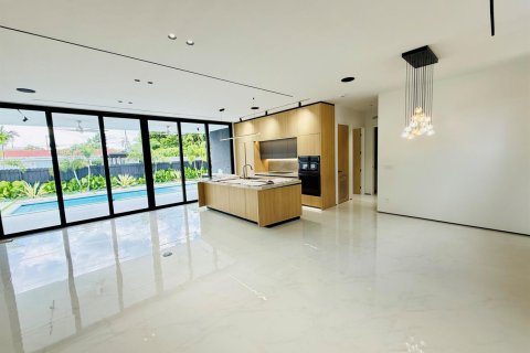 House in Miami, Florida 4 bedrooms, 190.82 sq.m. № 2399625 - photo 6