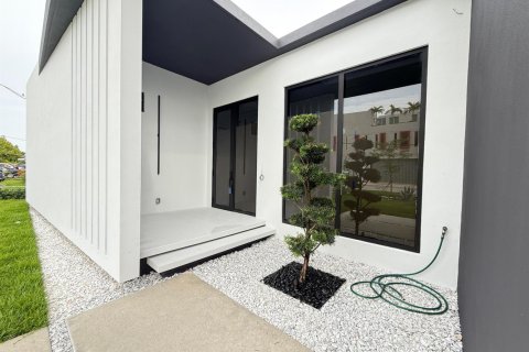 House in Miami, Florida 4 bedrooms, 190.82 sq.m. № 2399625 - photo 3