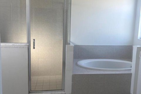 Villa ou maison à louer à Miami, Floride: 3 chambres, 291.62 m2 № 1929309 - photo 4