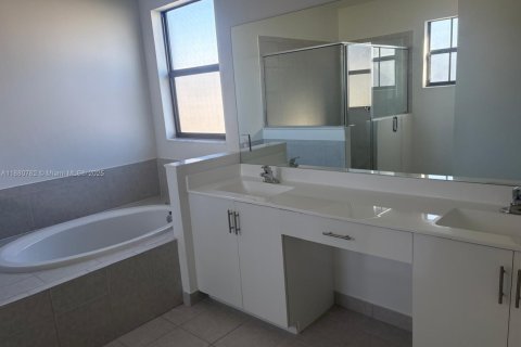 Villa ou maison à louer à Miami, Floride: 3 chambres, 291.62 m2 № 1929309 - photo 3