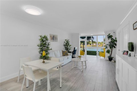 Condo in Sunrise, Florida, 2 bedrooms  № 1945365 - photo 3