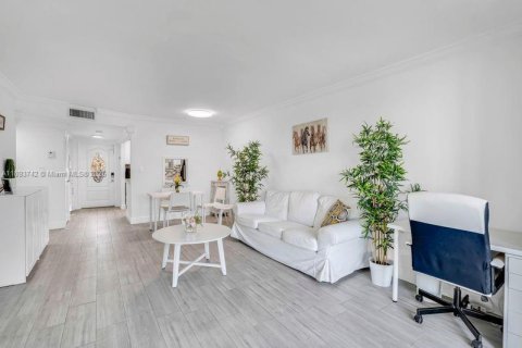Condo in Sunrise, Florida, 2 bedrooms  № 1945365 - photo 10