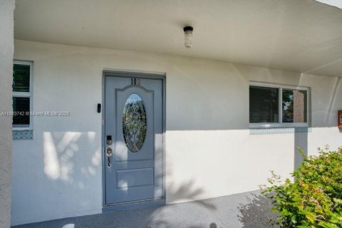 Condo in Sunrise, Florida, 2 bedrooms  № 1945365 - photo 1