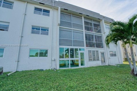 Condo in Sunrise, Florida, 2 bedrooms  № 1945365 - photo 25